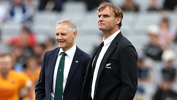 O técnico Joe Schmidt, da Austrália, conversa com o técnico Scott Robertson, da Nova Zelândia.