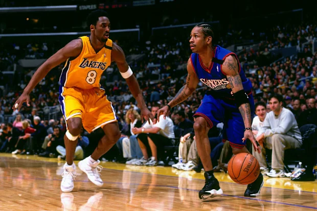 Kobe Bryant nº 8 do Los Angeles Lakers joga na defesa durante o jogo contra Allen Iverson nº 3 do Philadelphia 76ers.