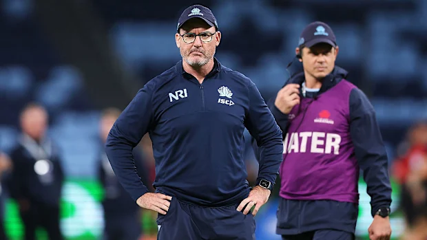 O técnico do Waratahs, Dan McKellar, observa.