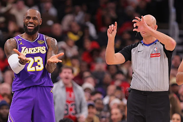 LeBron James reage a uma chamada durante o segundo tempo contra o Chicago Bulls.