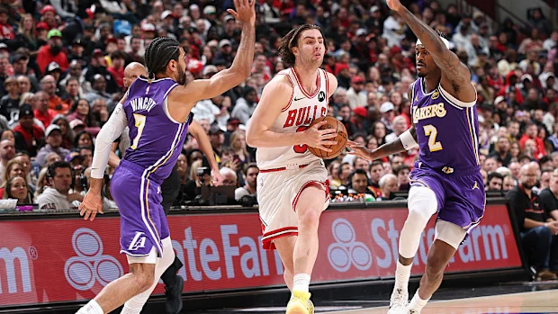 Josh Giddey dirige até a cesta.