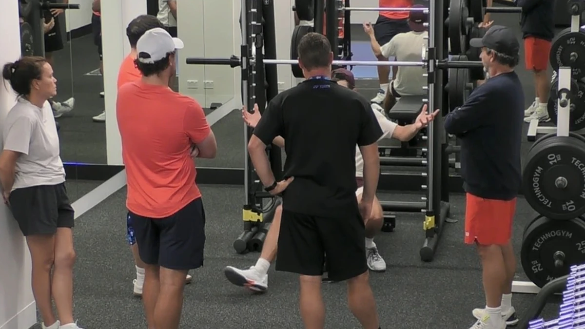 Alex de Minaur bate-papo animado com equipe após vídeo da derrota de Carlos Alcaraz; Comentários de Todd Woodbridge, análise do Grand Slam