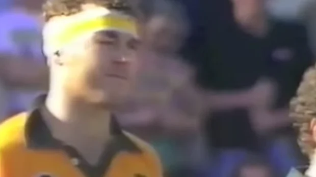 Sam Scott-Young pisca para o haka.