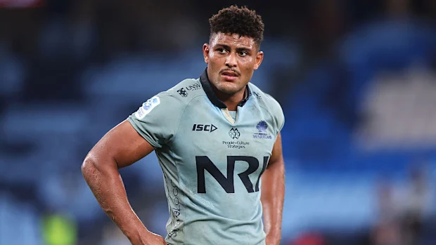 Miles Amatosero dos Waratahs parece abatido após a derrota.