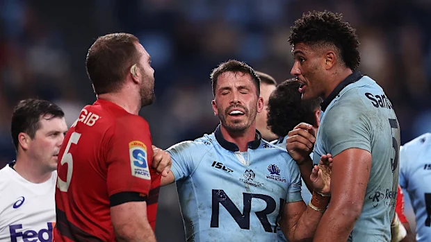 Jake Gordon dos Waratahs intervém enquanto Antonio Shalfoon e Miles Amatosero trocam palavras.