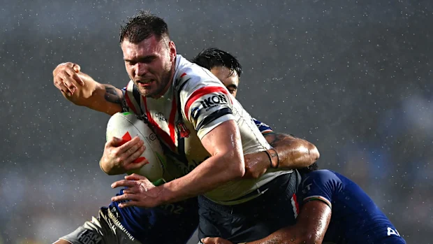 Angus Crichton, do Roosters, ataca no Mt Smart Stadium.
