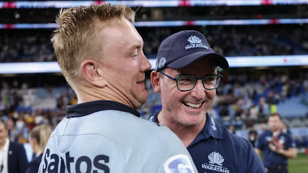 Dan McKellar compartilha um momento com Hugh Sinclair.