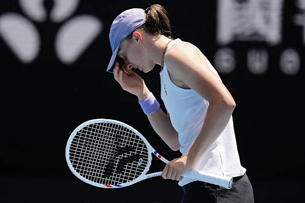 Iga Swiatek da Polônia reage contra Elena Rybakina.