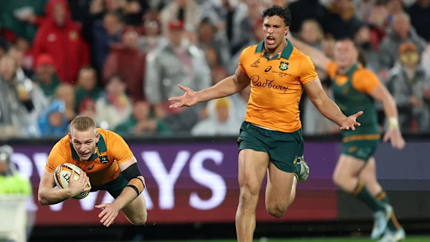Max Jorgensen, dos Wallabies, mergulha para marcar um try.