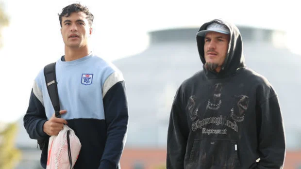 Joseph-Aukuso Suaalii e Angus Crichton caminham até o hotel da equipe no Parque Olímpico de Sydney.