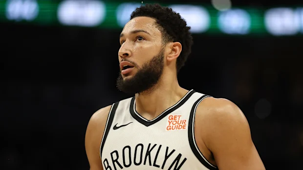 Ben Simmons, nº 10 do Brooklyn Nets, caminha na quadra de defesa durante um jogo contra o Milwaukee Bucks no Fiserv Forum em 26 de dezembro de 2024 em Milwaukee, Wisconsin. Os Nets derrotaram o Bucks por 111-105. NOTA AO USUÁRIO: O Usuário reconhece e concorda expressamente que, ao baixar e/ou usar esta fotografia, o Usuário está concordando com os termos e condições do Contrato de Licença da Getty Images. (Foto de Stacy Revere/Getty Images)