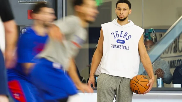 Ben Simmons aparece até o 76ers treinando com calça de treino e um telefone no bolso.