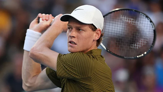 Jannik Sinner joga um backhand.