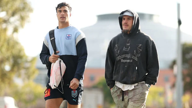 Joseph-Aukuso Suaalii e Angus Crichton caminham até o hotel da equipe no Parque Olímpico de Sydney.