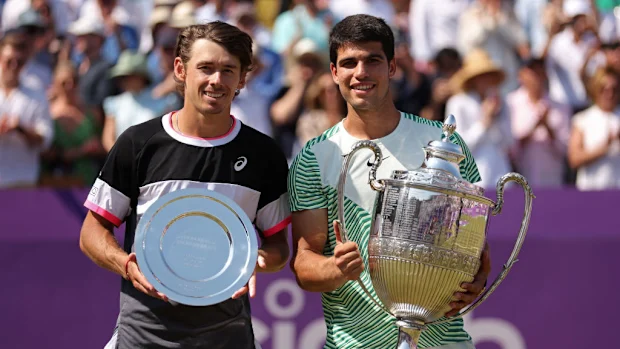 O vice-campeão Alex de Minaur da Austrália e o vencedor Carlos Alcaraz da Espanha.
