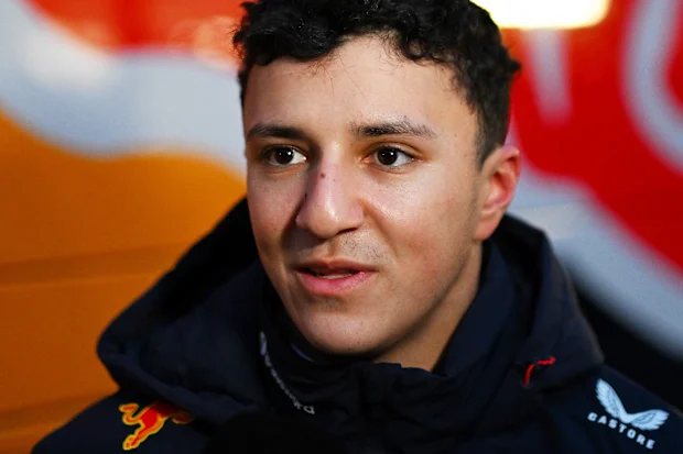 Isack Hadjar da França e Oracle Red Bull Racing é entrevistado durante o primeiro dia do F1 Shakedown no Circuito da Catalunha em 26 de janeiro de 2026 em Montmelo, Espanha. (Foto de Rudy Carezzevoli/Getty Images)