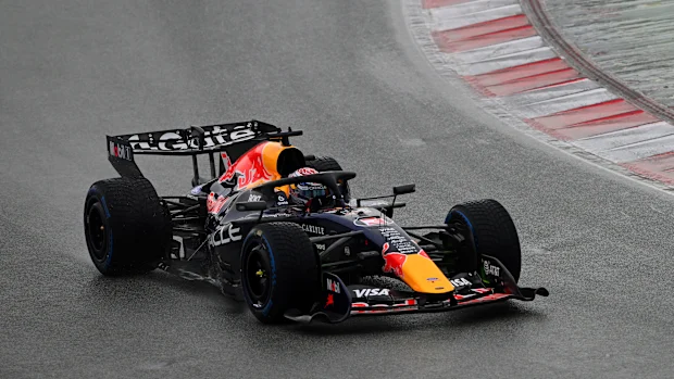 Max Verstappen da Holanda dirigindo o (3) Oracle Red Bull Racing RB22 na pista durante o segundo dia do F1 Shakedown no Circuito da Catalunha em 27 de janeiro de 2026 em Montmelo, Espanha. (Foto de Rudy Carezzevoli/Getty Images)