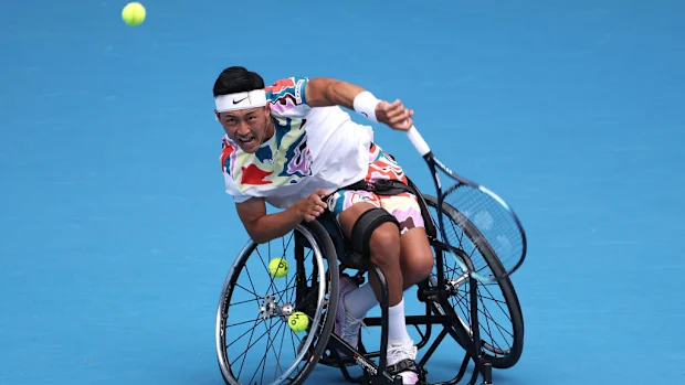 Tokito Oda, do Japão, serve no Melbourne Park.