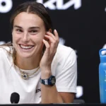 Aryna Sabalenka explica risadas em coletiva de imprensa, troca com treinador após derrota contra Elena Rybakina