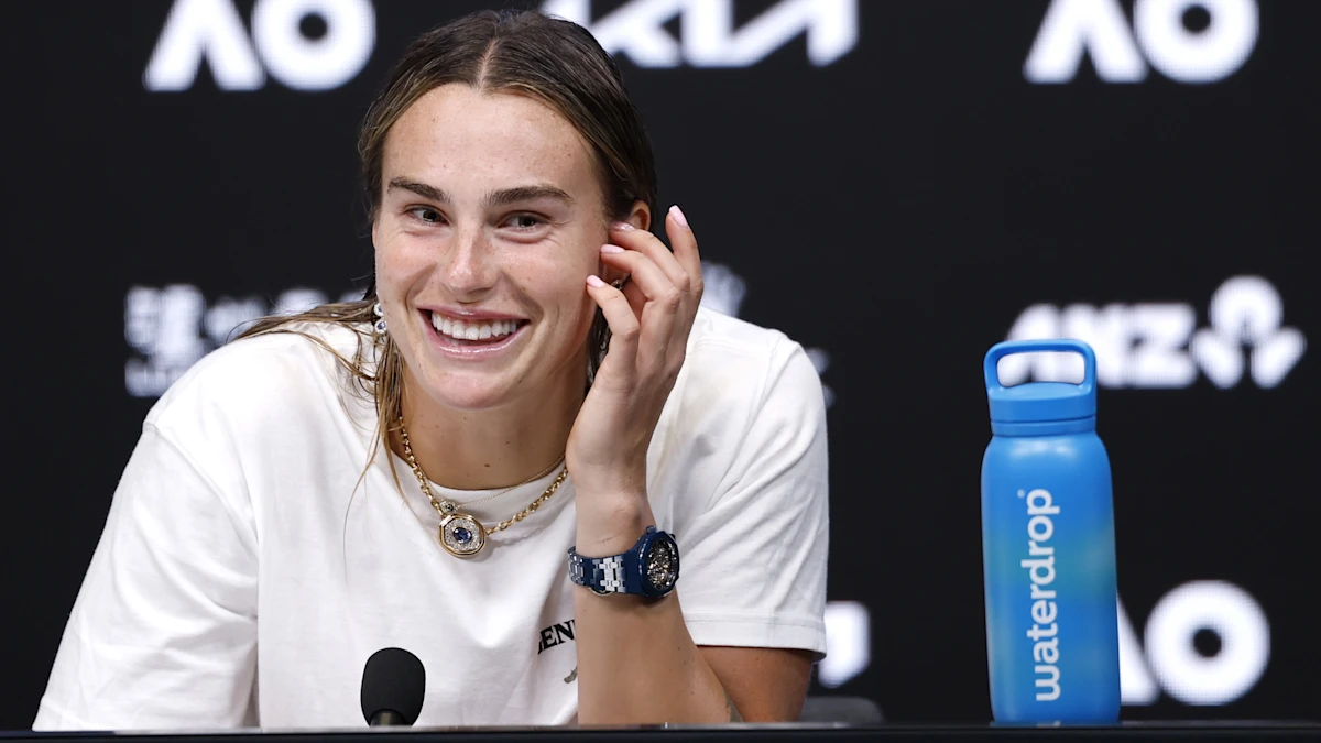Aryna Sabalenka explica risadas em coletiva de imprensa, troca com treinador após derrota contra Elena Rybakina