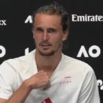 Aberto da Austrália Tênis 2026 | Cãibra de Carlos Alcaraz, intervalo médico; Reação de Alexander Zverev, coletiva de imprensa; Comentários de Jim Courier; resultado semifinal, vídeo, destaques