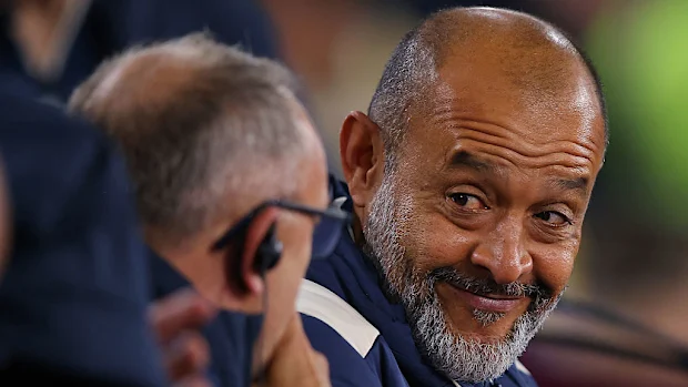 Nuno Espírito Santo, do West Ham United, observa.
