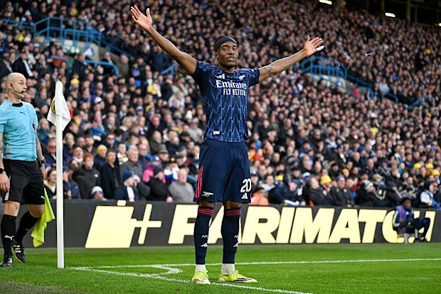 Noni Madueke, do Arsenal, comemora depois que Karl Darlow, do Leeds United, marcou um gol contra.