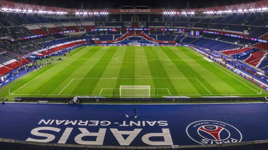 O estádio Parc des Princes do clube de futebol Paris Saint-Germain, conhecido como PSG