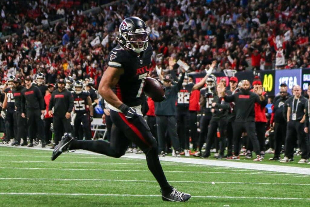 O running back do Atlanta Falcons, Bijan Robinson, marca um touchdown durante um jogo.