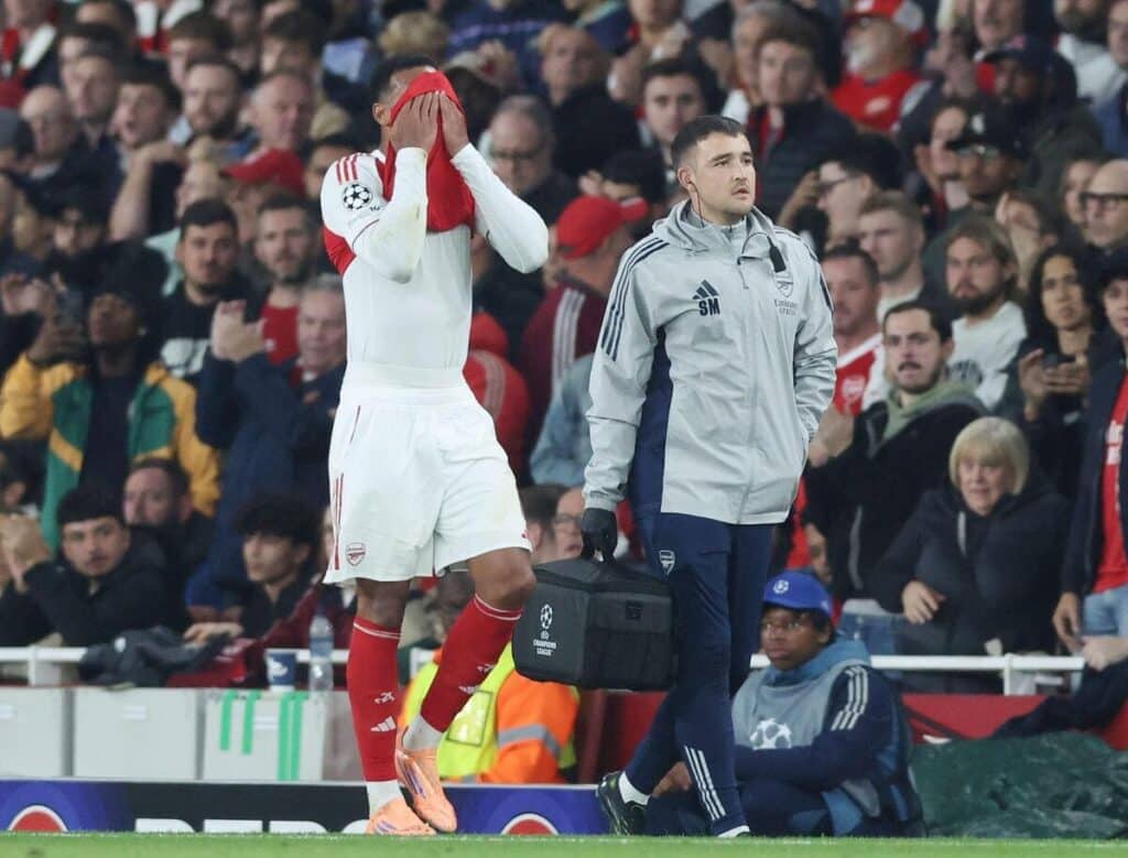 Gabriel do Arsenal sai lesionado