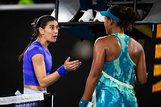 Sorana Cirstea, da Romênia, discute com Naomi Osaka, do Japão, na rede.