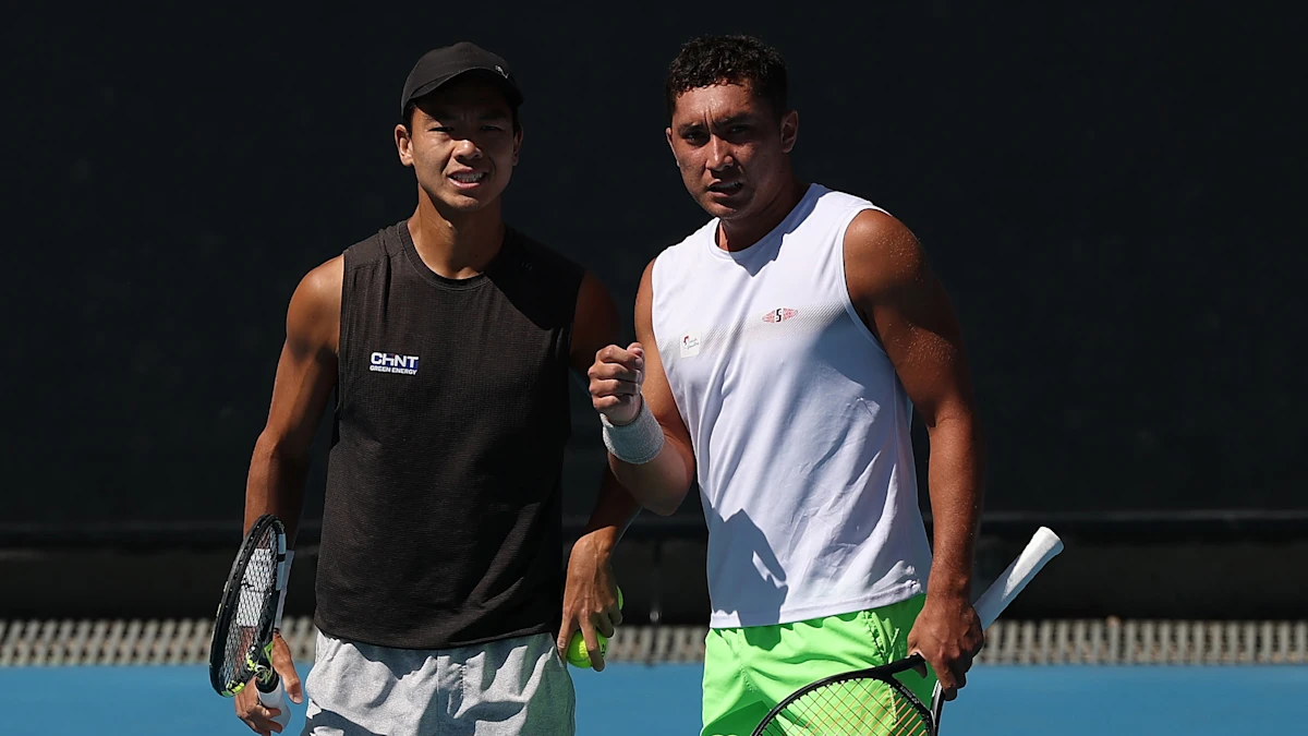 Pontuações de Aryna Sabalenka x Anastasia Potapova, atualizações de Daniil Medvedev x Fabian Marozsan; Carlos Alcaraz; Wildcards australianos causam maior reviravolta no torneio; Texto devastador de Thanasi Kokkinakis para Hewitt após dura derrota