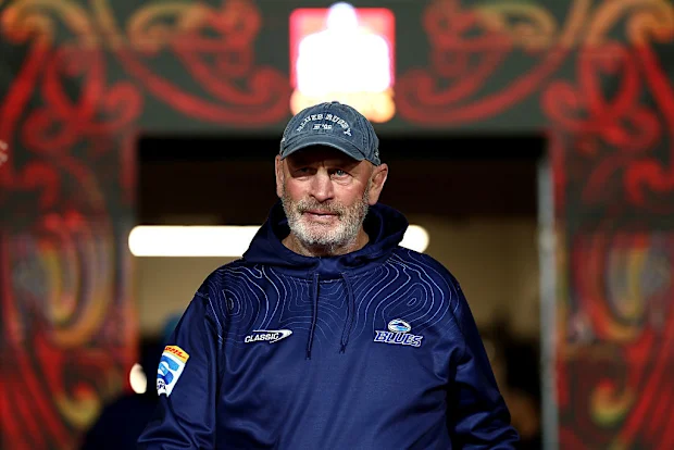 O técnico Vern Cotter, do Blues, observa.