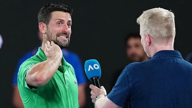 Novak Djokovic, da Sérvia, comemora sua vitória contra Jannik Sinner, da Itália.