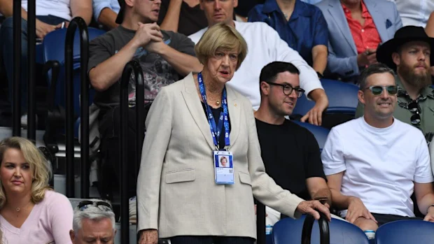 Margaret Court caminha até seu lugar na Rod Laver Arena antes de assistir Novak Djokovic.