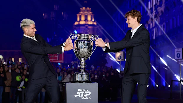 Carlos Alcaraz da Espanha e Jannik Sinner da Itália lutam pelo Troféu ATP World No.1.