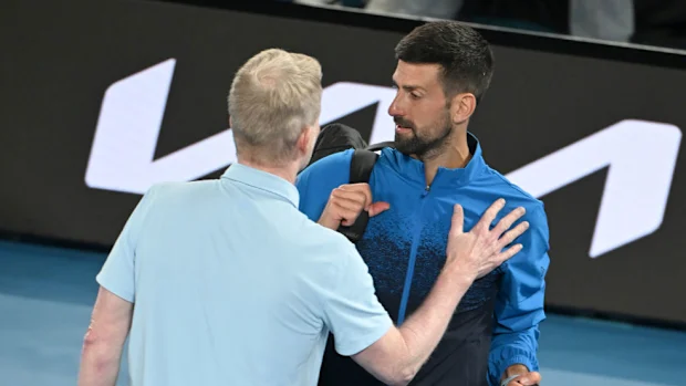 Jim Courier tenta entrevistar Novak Djokovic da Sérvia.