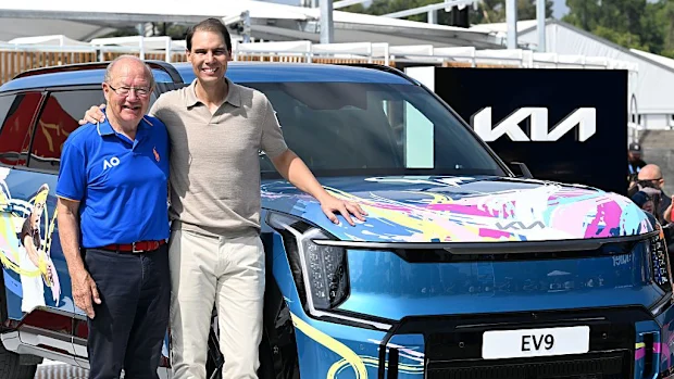 Rafael Nadal posa para foto com Iain Moffat, seu piloto de longa data.