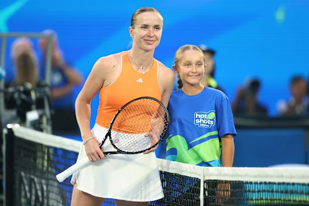 Elina Svitolina, da Ucrânia, posa com Ava Sultana antes da semifinal.