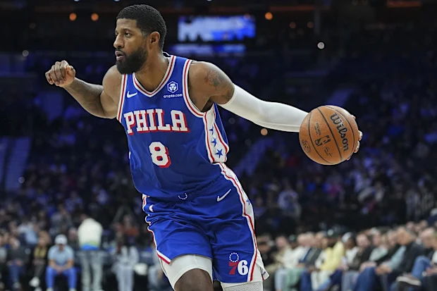 FILADÉLFIA, PENSILVÂNIA - 29 DE JANEIRO: Paul George # 8 do Philadelphia 76ers dribla a bola contra o Sacramento Kings na Xfinity Mobile Arena em 29 de janeiro de 2026 na Filadélfia, Pensilvânia. Os 76ers derrotaram os Kings por 113-111. NOTA AO USUÁRIO: O Usuário reconhece e concorda expressamente que, ao baixar e/ou usar esta fotografia, o Usuário está concordando com os termos e condições do Contrato de Licença da Getty Images. (Foto de Mitchell Leff/Getty Images)
