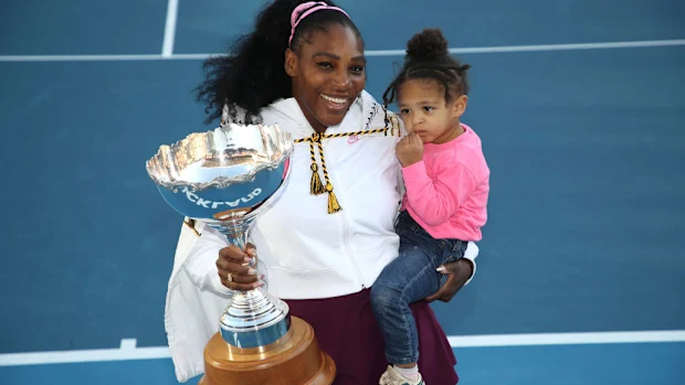 Serena Williams segura a filha Alexis Olympia em Auckland.