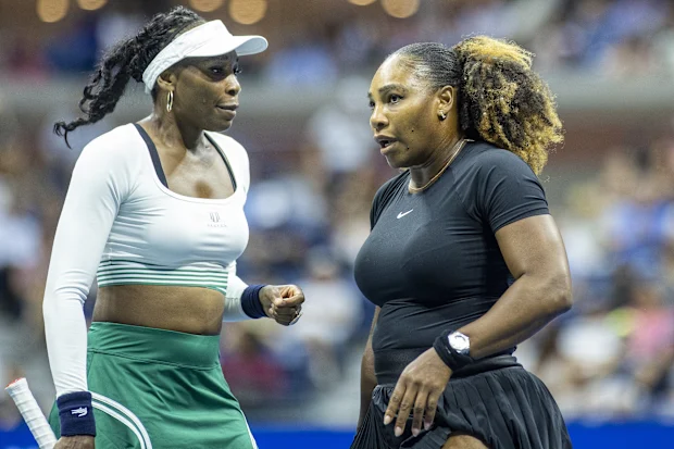 Venus Williams (à esquerda) e sua irmã Serena jogando em duplas no Aberto dos Estados Unidos de 2022.