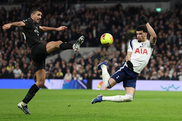 Dominic Solanke, do Tottenham Hotspur, marca um gol de chute de escorpião.