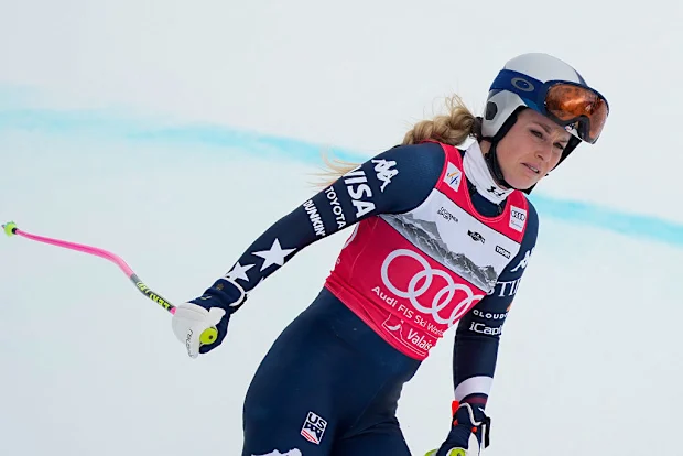Lindsey Vonn cai durante o Downhill Feminino da Copa do Mundo de Esqui Alpino Audi FIS.