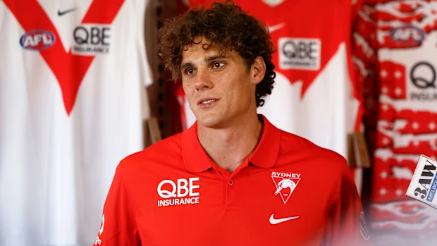 Charlie Curnow em uma camisa pólo dos Swans.