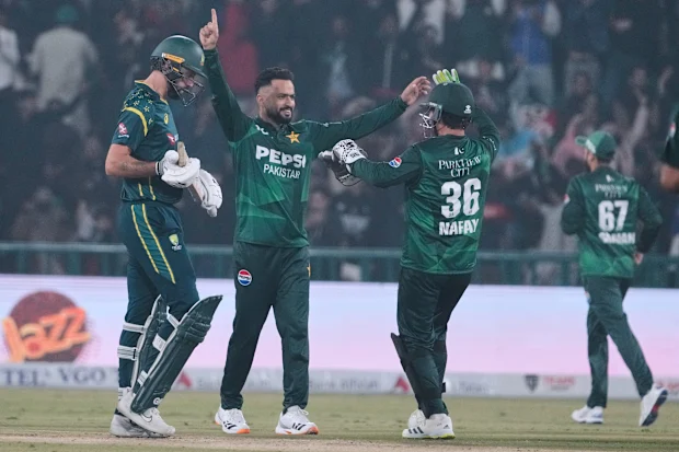 O paquistanês Mohammad Nawaz comemora com os companheiros após a expulsão do australiano Matthew Short.