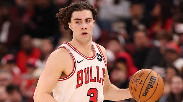 Josh Giddey, do Chicago Bulls, dribla na quadra.