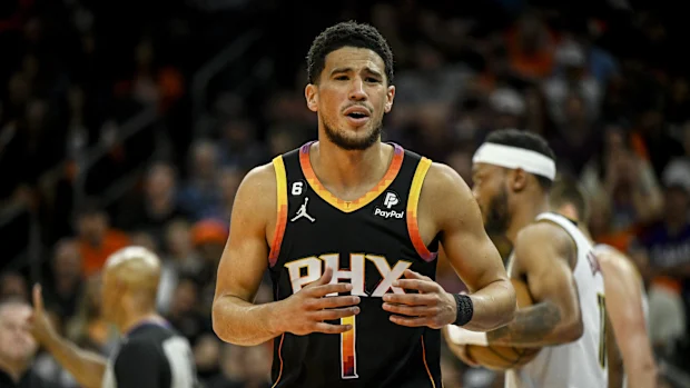 PHOENIX, AZ - 11 DE MAIO: Devin Booker (1) do Phoenix Suns reage a uma ligação durante o primeiro quarto contra o Denver Nuggets no Footprint Center em Phoenix na quinta-feira, 11 de maio de 2023. (Foto de AAron Ontiveroz/The Denver Post)