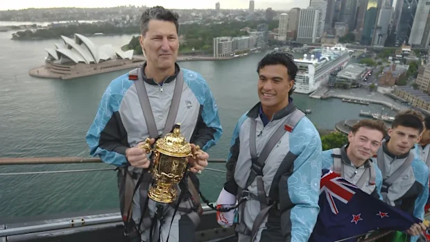 A estrela dos Wallabies, Joseph Sua'ali'i, escala a Sydney Harbour Bridge ao lado da lenda John Eales para comemorar a revelação do jogo da Copa do Mundo de 2027.