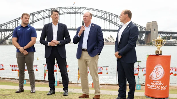 O capitão dos Wallabies, Harry Wilson, a lenda do RWC John Eales, o presidente do World Rugby, Brett Robinson, e o CEO da Rugby Australia, Phil Waugh, no lançamento do jogo da Copa do Mundo de Rugby de 2027 em Sydney.